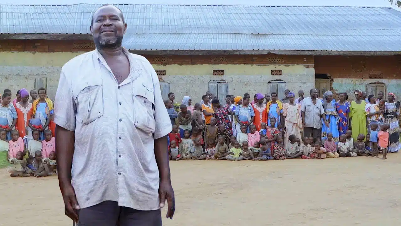 The World’s Biggest Family: Meet the Man with 10 Wives, 98 Children, and 568 Grandchildren | Read More….